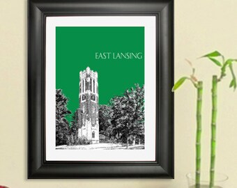 Könnte beinhalten: Ein schwarzer gerahmter Druck mit grünem Hintergrund und einer Schwarzweißillustration eines Turms mit dem Text "East Lansing" darüber.