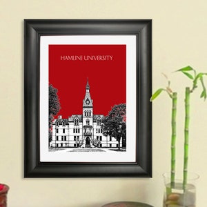 Może przedstawiać: Czarno-biała ilustracja głównego budynku Uniwersytetu Hamline, na czerwonym tle z tekstem "Hamline University" u góry.