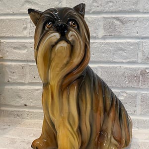 Figura grande de Yorkshire Terrier de porcelana vintage, bellamente pintada, hecha en Italia.