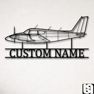 Op de afbeelding: Een rustiek houten bord met de tekst "Welcome to our porch" in witte letters. Het bord heeft een verweerde afwerking en een eenvoudig, uitnodigend ontwerp voor buitendecoratie.