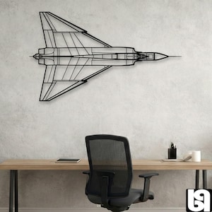 Può includere: Arte da parete in metallo nero raffigurante un contorno dettagliato di un aereo da caccia. L'opera d'arte è montata su una parete strutturata grigio chiaro, sopra una scrivania in legno e una sedia da ufficio nera. Design minimalista per gli appassionati di aviazione.