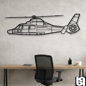 Könnte beinhalten: Schwarze Metall-Wandkunst eines Hubschraubers. Das Kunstwerk zeigt eine detaillierte Umrisszeichnung eines Hubschraubers, einschließlich Rotorblättern, Cockpit und Heck. An einer hellgrauen, strukturierten Wand über einem Schreibtisch und Stuhl angebracht.