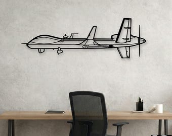 Könnte beinhalten: Schwarze Metall-Wandkunst, die eine detaillierte Umrisszeichnung eines Drohnenflugzeugs zeigt. Das Kunstwerk zeigt einen Propeller, Flügel und strukturelle Komponenten. Die Drohne ist an einer hellgrauen Wand über einem Schreibtisch und Bürostuhl angebracht.