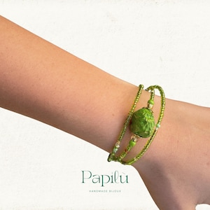 Braccialetto artigianale con perline di vetro di Murano e sfera in cartapesta – Gioiello fatto a mano Papilù – Accessorio colorato