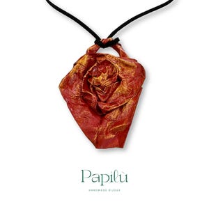 Collana artigianale con fiore stilizzato in cartapesta rossa e filo in alcantara – Gioiello fatto a mano Papilù – Accessorio creativo