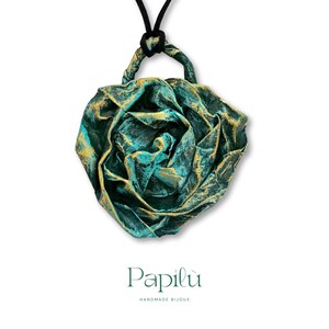 Collana artigianale con fiore stilizzato in cartapesta verde e filo in alcantara – Gioiello fatto a mano Papilù – Accessorio creativo
