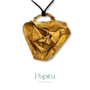 Collana artigianale con fiore stilizzato in cartapesta dorata e filo in alcantara – Gioiello unico Papilù – Accessorio creativo