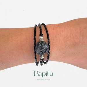 Braccialetto artigianale con perline nere in vetro di Murano e sfera in cartapesta – Gioiello fatto a mano Papilù – Accessorio originale