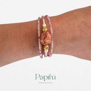 Braccialetto artigianale con perline rosa in vetro di Murano e sfera centrale in cartapesta rosa e dorata – Bijoux fatto a mano Papilù