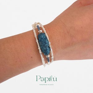 Braccialetto artigianale con perline bianche in vetro di Murano e cartapesta blu – Gioiello fatto a mano Papilù – Accessorio elegante