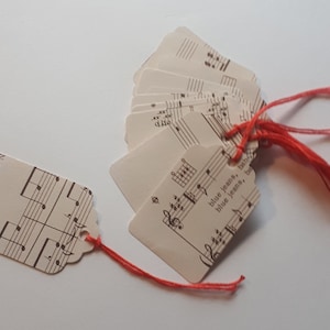 12 étiquettes cadeaux fabriquées à partir de pages de musique recyclées | Idéal pour emballer des cadeaux, tenir un journal ou faire du scrapbooking