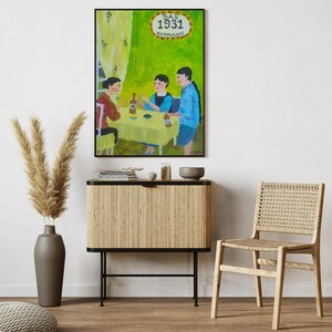 Op de afbeelding: Een ingelijst schilderij toont drie mensen in een restaurant. Het schilderij heeft een groene achtergrond met de tekst "BAR 1931 RESTAURANT". De mensen zitten aan een gele tafel en houden flessen vast. Het schilderij hangt boven een houten kast.