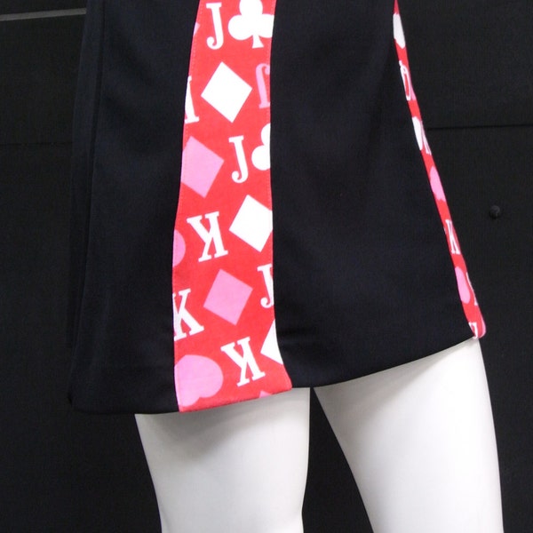 Mini-jupe trapèze noire modifiée Queen of Hearts avec panneaux de tissu vintage des années 80 en rouge, blanc et rose avec imprimé coeur et costume de carte