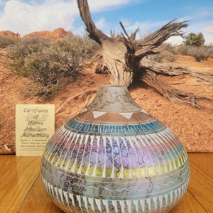 Navajo Art Rainbow Etched Horse Hair vase Pottery By Dina Leonard (signed) 001