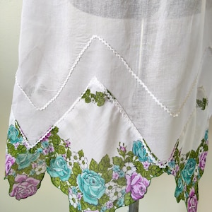 Vintage lavendelschort: doorschijnend katoen met zakdoekzoom en roosdetail