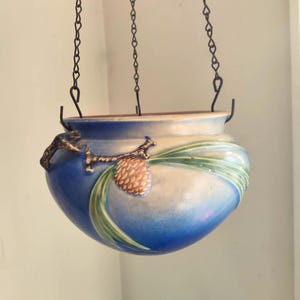 Vintage Roseville hangende plantenbak dennenappel op blauw Amerikaans kunstaardewerk Prachtig!