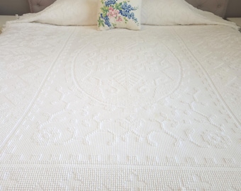 Vintage witte chenille sprei spijkerzool vol/koningin 76 x 106 dennenbomen en bloemen