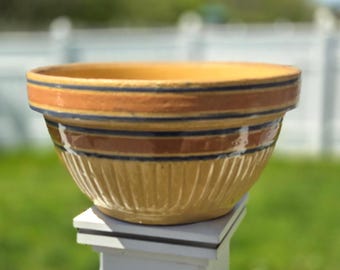 Antike YELLOW WARE Große Rührschüssel Blau / Rosa Streifen - 10 3/4 Zoll breit, unmarkierter Redwing