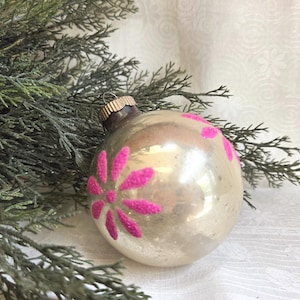 Vintage Shiny Brite Merkurglasornament mit rosa Glitzerblumen