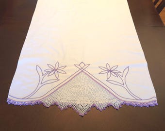 Set di federe vintage con fiori ricamati, viola e bianco, rifiniture all'uncinetto fatte a mano, misura king size