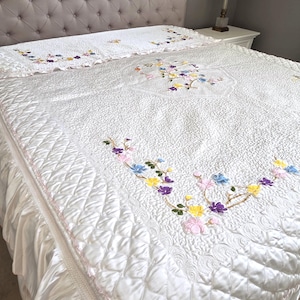 Vintage Embroidered Satin Bedspread: Floral Quilted Coverlet, Full/Queen