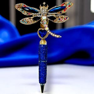 Hermoso bolígrafo con forma de libélula enjoyada