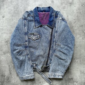 Chaqueta vaquera estilo motera asimétrica con cinturón, de los años 80, fabricada en Italia con estampado de pitón.