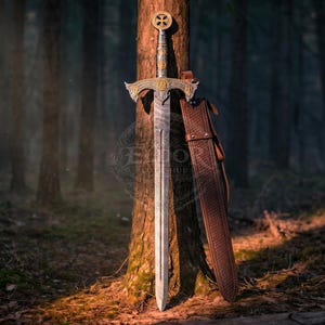 Espada larga medieval hecha a mano / Hoja de acero de Damasco, guarda grabada, funda de cuero.