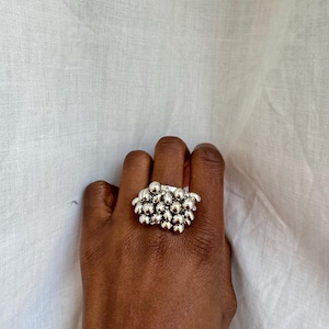 Silver Cluster Ring | Justerbar kulpärlring i modern design