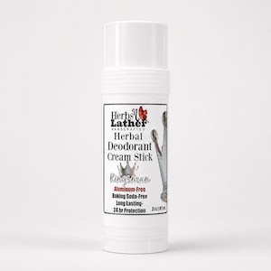 Könnte beinhalten: Ein weißer, zylindrischer Deodorant-Creme-Stift mit einem Etikett, auf dem Herbs n Lather Handcrafted Herbal Deodorant Cream Stick Kingsman steht. Das Etikett zeigt einen roten Schmetterling, eine Krone und die Angaben Aluminum-Free, Baking Soda-Free, 3 oz/87ml.