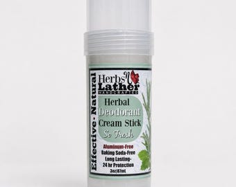 Może przedstawiać: Cylindryczny sztyft z dezodorantem w kremie w przezroczystym plastikowym opakowaniu z białą nakrętką. Etykieta zawiera tekst Herbs n Lather Handcrafted, Herbal Deodorant Cream Stick, So Fresh, Aluminum-Free, Baking Soda-Free, 3oz|87mL.
