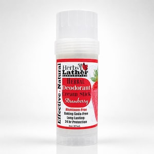 Könnte beinhalten: Ein transparenter Deodorant-Creme-Stift aus Kunststoff mit weißer Kappe. Das Etikett enthält den Text Herbs n Lather Handcrafted, Herbal Deodorant Cream Stick, Strawberry, Effective Natural, 3oz 87ml und 24 hr Protection.