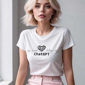 Könnte beinhalten: Ein weißes T-Shirt mit dem Text "my heart belongs to ChatGPT" in schwarzer Schrift und einer herzförmigen Grafik. Die Person trägt eine rosa Hose.