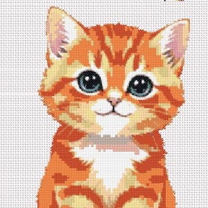 Peut inclure: Motif de point de croix d'un chaton roux aux grands yeux bleus et à un petit sourire. Un papillon jaune est au-dessus de la tête du chaton. Le chaton est assis droit sur un fond blanc.