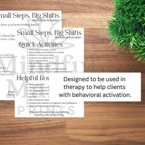 Puede incluir: Dos tarjetas blancas impresas con texto, incluyendo "Small Steps, Big Shifts" y "Quick Activities". Las tarjetas están sobre una superficie de madera con una planta verde en el fondo. El texto está diseñado para ayudar a los clientes con la activación conductual.
