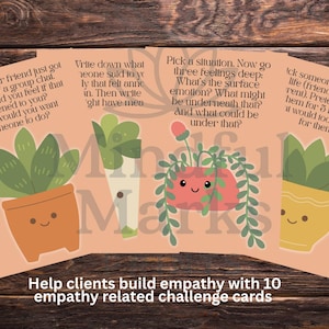 Könnte beinhalten: Vier illustrierte Karten mit Textaufforderungen und Cartoon-Pflanzen. Die Karten sind pfirsichfarben mit Text im handschriftlichen Stil. Die Karten sollen Kunden helfen, Empathie mit 10 Empathie-bezogenen Challenge-Karten aufzubauen.