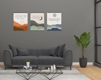 Puede incluir: Tres impresiones artísticas enmarcadas con citas inspiradoras. La primera impresión presenta un diseño de puesta de sol con la cita "Siempre parece imposible hasta que se hace". La segunda impresión tiene un diseño de luna. La tercera impresión tiene un diseño de sol.