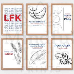 Op de afbeelding: Zes ingelijste prints met een sportthema. De prints bevatten illustraties van basketbal, voetbal en tarwe, samen met tekst als "LFK", "Allen Fieldhouse", "Wave the Wheat" en "Rock Chalk Jayhawk". De frames zijn van hout.