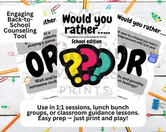 Può includere: Un set di biglietti stampati con il testo "Would you rather... School edition" e "OR" in grandi lettere nere. I biglietti sono progettati come strumento di consulenza per il rientro a scuola. L'immagine include matite, graffette e puntine.
