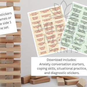 Puede incluir: Un juego de apilamiento de bloques de madera con una torre de bloques y dos hojas de pegatinas. Las pegatinas incluyen iniciadores de conversación sobre la ansiedad, habilidades de afrontamiento y indicaciones de práctica situacional. El texto de la imagen dice: "Suficientes pegatinas para 2 juegos o 1 juego de doble cara."
