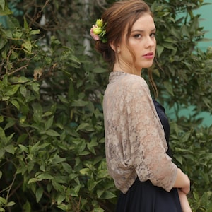 Grote maten taupe kanten bolero – beige omslagdoek met bloemenkant, elegante avondbolero, formele grote maten tuniek voor bruiloften of evenementen