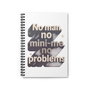 Peut inclure: Cahier à spirales blanc avec le texte "No man, no mini-me, no problems" dans une police stylisée en couches. Le design comprend quelques petites formes en forme d'étoile. Le cahier est vierge.