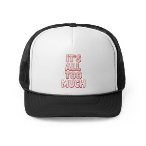 Può includere: Cappellino da camionista bianco e nero con la scritta rossa "IT'S ALL TOO MUCH" sul davanti. Il cappello ha un pannello frontale bianco e un retro in rete nera.