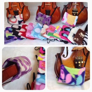 Puede incluir: Una variedad de cubiertas de apoyo para el ment&oacute;n del viol&iacute;n de felpa de colores. Las cubiertas est&aacute;n hechas de felpa suave y c&oacute;moda y est&aacute;n disponibles en una variedad de colores y patrones. Las cubiertas est&aacute;n dise&ntilde;adas para proteger el viol&iacute;n de los ara&ntilde;azos y para proporcionar una experiencia de juego m&aacute;s c&oacute;moda.
