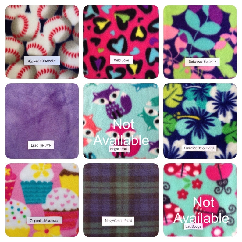 Puede incluir: Nueve muestras de tela diferentes para mantas, cada una con un patr&oacute;n diferente. Los patrones incluyen pelotas de b&eacute;isbol, corazones, mariposas, zorros, flores, cupcakes, cuadros y mariquitas. Algunas muestras est&aacute;n marcadas como "No disponible".
