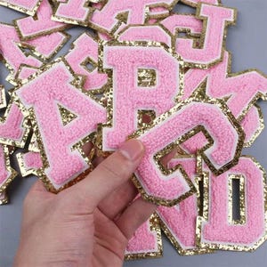 Patches de letras bordados em chenile rosa de 5,5 cm. Adesivos de letras são muito adequados para colar em bolsas, roupas e calças.