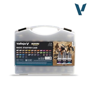 Op de afbeelding: Een doorzichtige plastic draagkoffer voor Vallejo WizKids Basic Starter Case verf. Het etiket bevat de productnaam, een kleurenkaart en een illustratie van fantasiefiguren. Drie kleine verfflesjes zijn aan de voorzijde zichtbaar.
