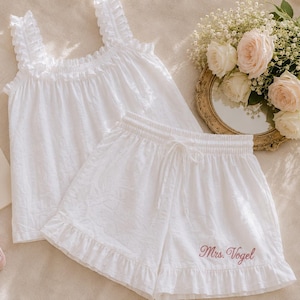 Brudpyjamasset: Volanglinne och shorts med broderat frus efternamn, personlig förlovningspresent, personlig frupyjamas, smekmånadspresent