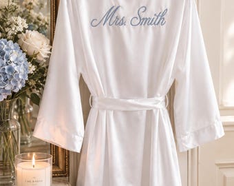 Personalized Bride Getting Ready Robe for Wedding, Custom Mrs Bridal Robe, Bridal Shower Gift for Bride to Be, Wedding Shower Gift