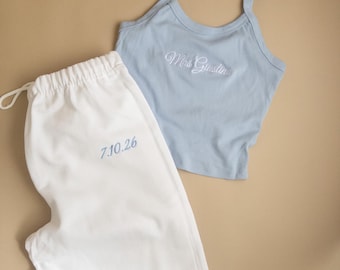 Conjunto de pijama de tirantes y pantalón deportivo personalizado para la Sra., pijama nupcial, regalo para la futura novia, atuendo para la despedida de soltera, atuendo para la luna de miel en el aeropuerto.